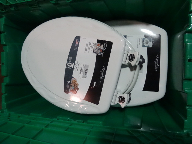 NEW LOT ENTIRE BIN Toilet Seats. Green Bin Not Included