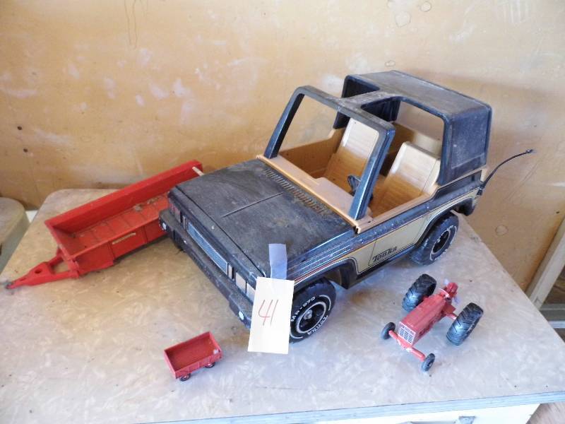 Ertl Manure Wagon - Tractor - Tonka Truck
