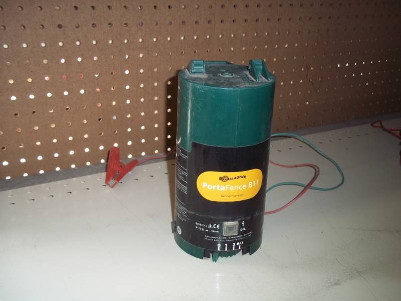 Portable fence battery energizer