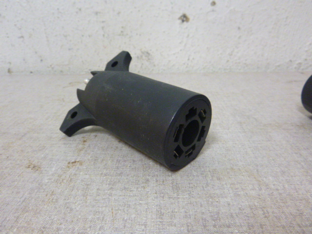 lot 74 image: 7 Pin to 4 Pin Plug