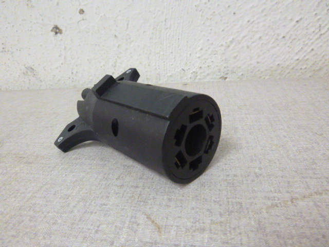 lot 75 image: 7 Pin to 4 Pin Plug