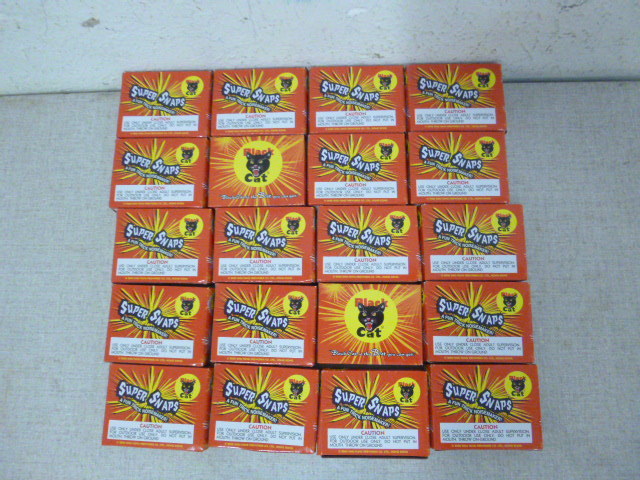 lot 158 image: 20 Packs of Black Cat Super Snaps