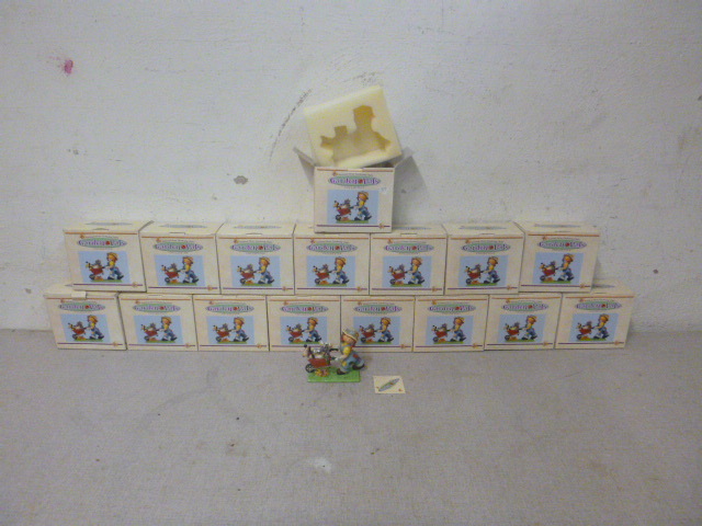 lot 322 image: 16 Garden Pals Figurines