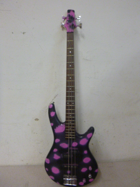 lot 325 image: GSR 200 Base Guitar