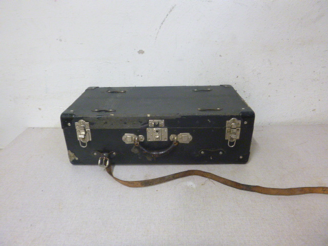 lot 327 image: Vintage Suitcase