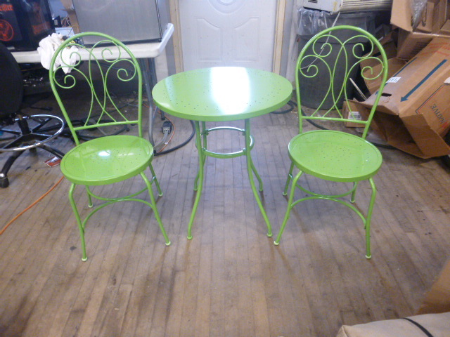 lot 343 image: Metal Patio Table
