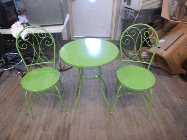 lot 344 image: Metal Patio Table
