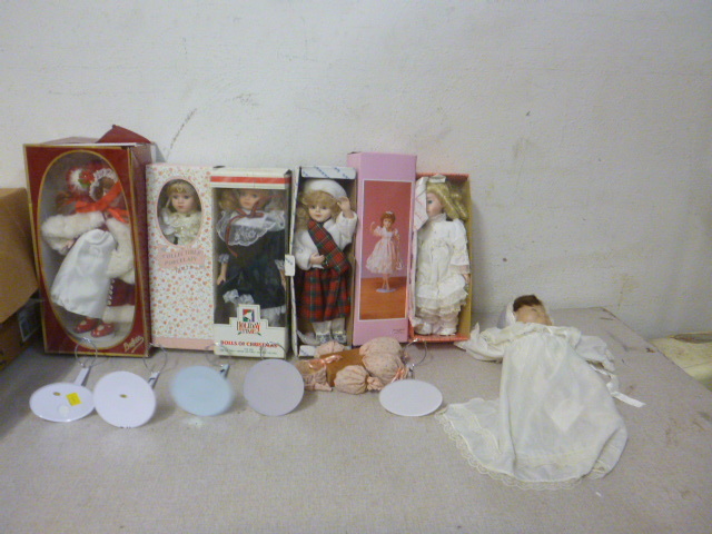 lot 393 image: Miscellaneous Porcelain Dolls