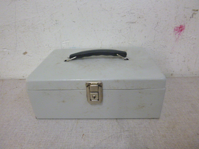 lot 419 image: Cash Box