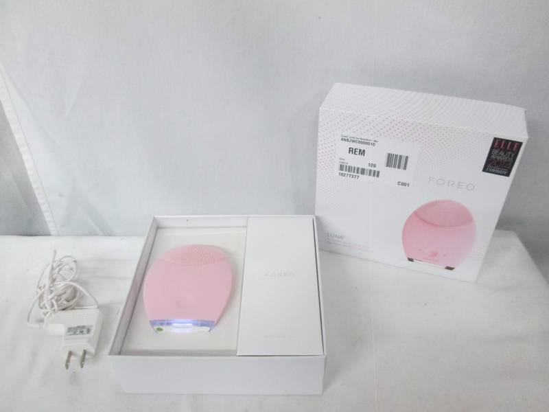 lot 15 image: Foreo Luna for SensitiveNormal Skin