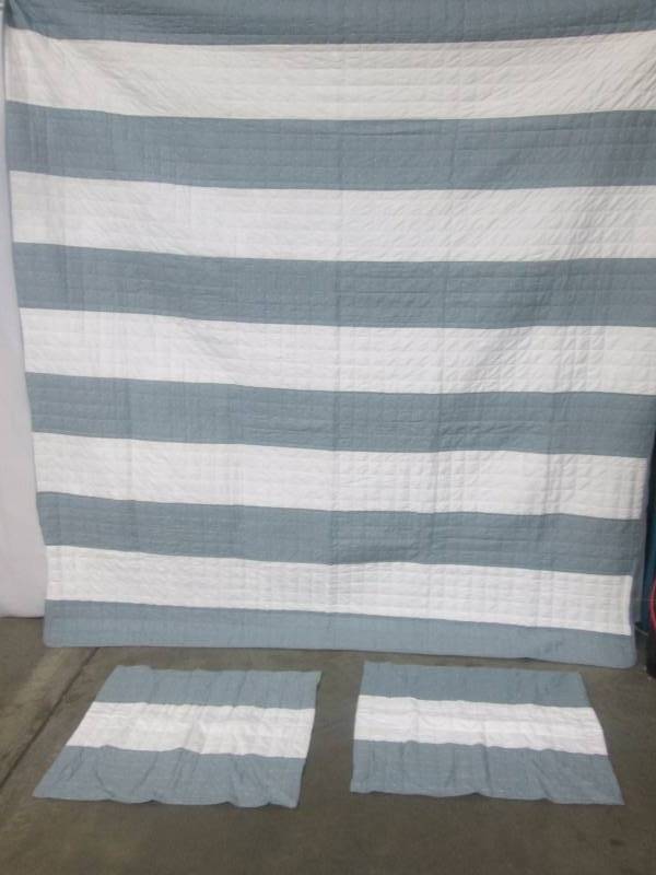 lot 17 image: Lush Decor Berlin Stripe Quilt Set - King