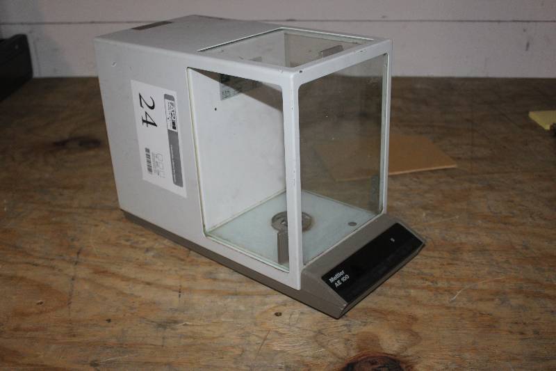 lot 24 image: Mettler AE 100 Analytic Balance