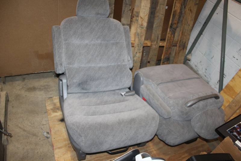 lot 71 image: Lot of (2) Grey Cloth Automotive Seats