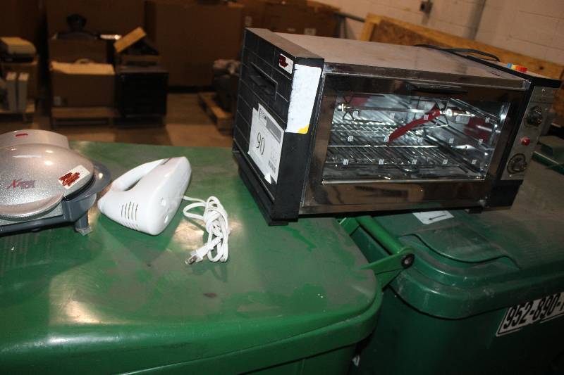 lot 90 image: Lot of Household Appliances Including Sandwich Press, Chef-mate Blender (Parts), ToastMaster DeLuxe Rotisserie-Broiler-Oven