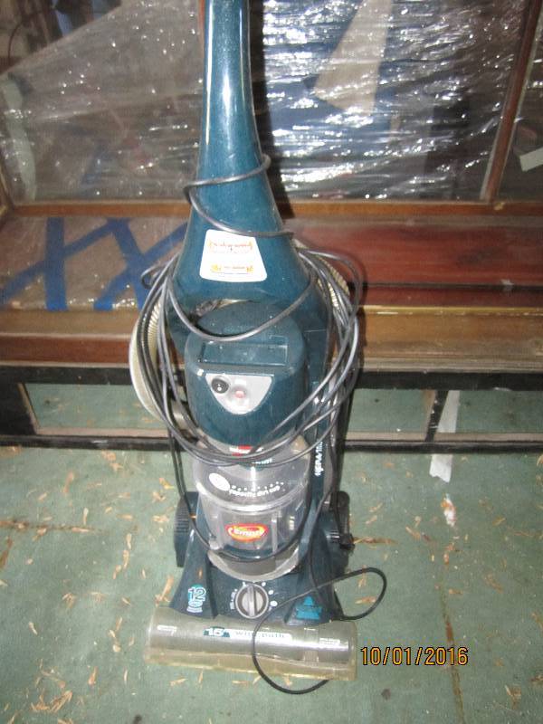 Nice clean Bissel vacuum...