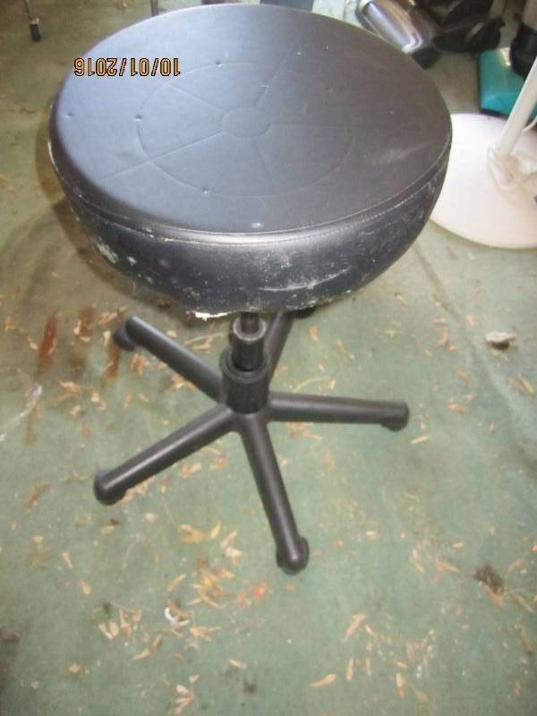 Adjustible swivel stool...