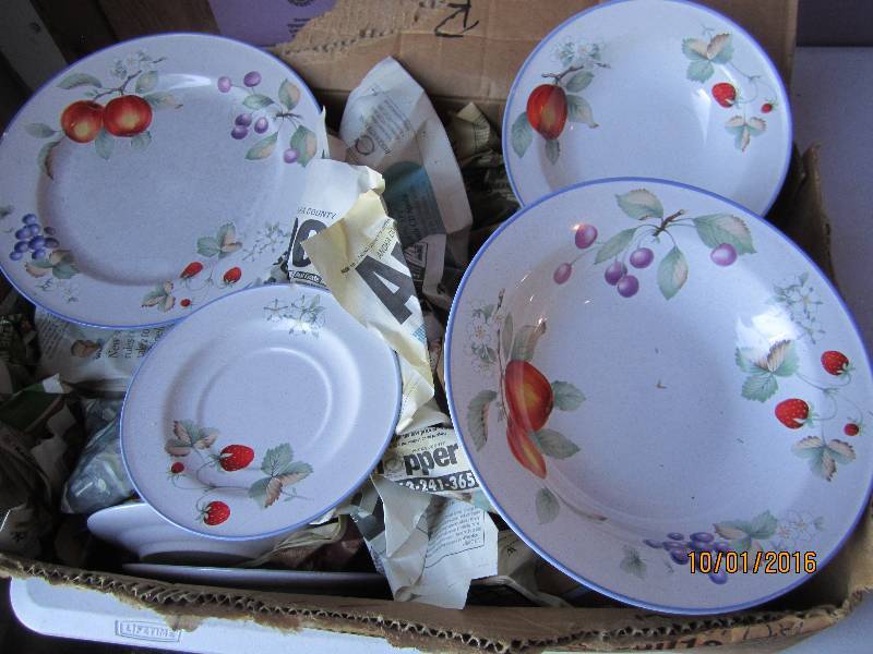 Dish set, 8 of each piece pictured...