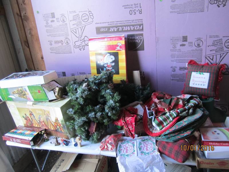 Lot of Christmas dcor...
