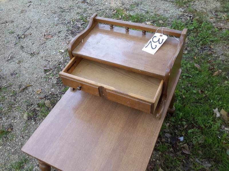 lot 32 image: Mid Mod, Maple end table with top shelf..