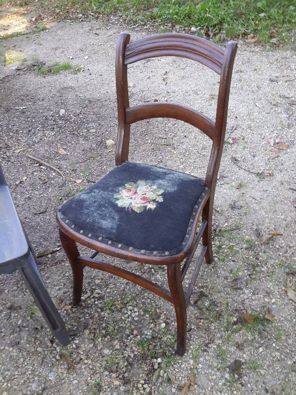 lot 33 image: 2 occassional straight back chairs.