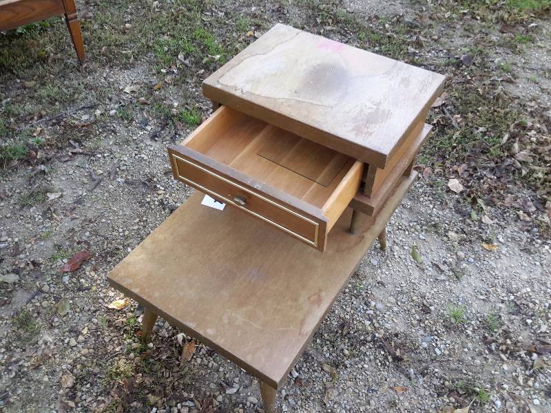 lot 34 image: Mid Mod End table with top drawer unit