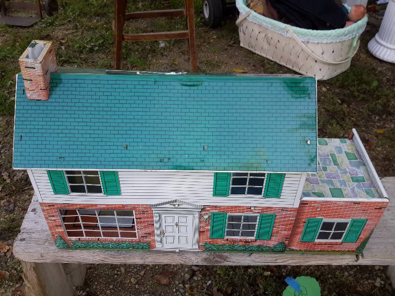 lot 36 image: Metal doll house with detailed designs.. Good shape