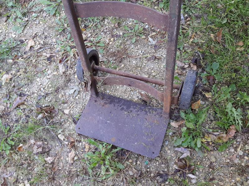 lot 43 image: Vintage 2 wheel Cart