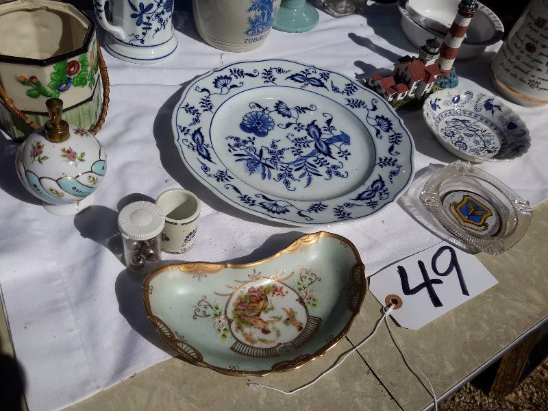 lot 49 image: Misc. Decorative Glassware as pictured.. See closeups