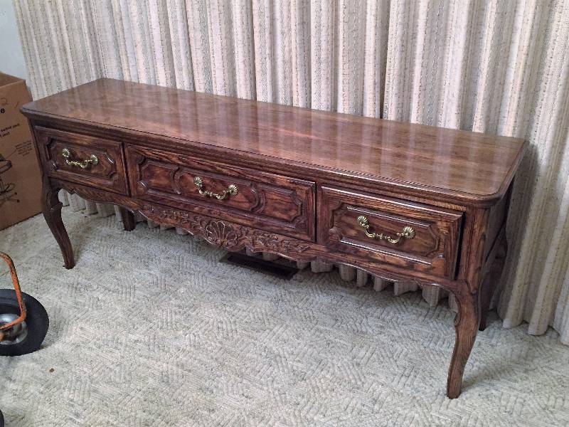 lot 10 image: Gabberts from the Galleria, Solid wood sofa table with Queen Ann style legs..