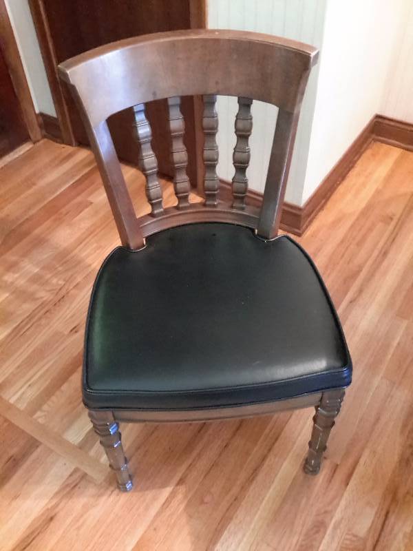 lot 20 image: Very nice Solid wood, Henredon Dining Table and 4 Chairs with leather seats.. EXCELLENT Shape