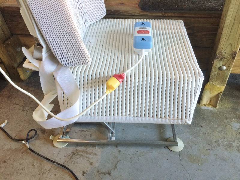 Bathmaster Xtra Reclining Bath Lift - Great & Extra Safety Measure For People Who Struggle To Get Up & Out Of The Bathtub Excellent - Like New Condition