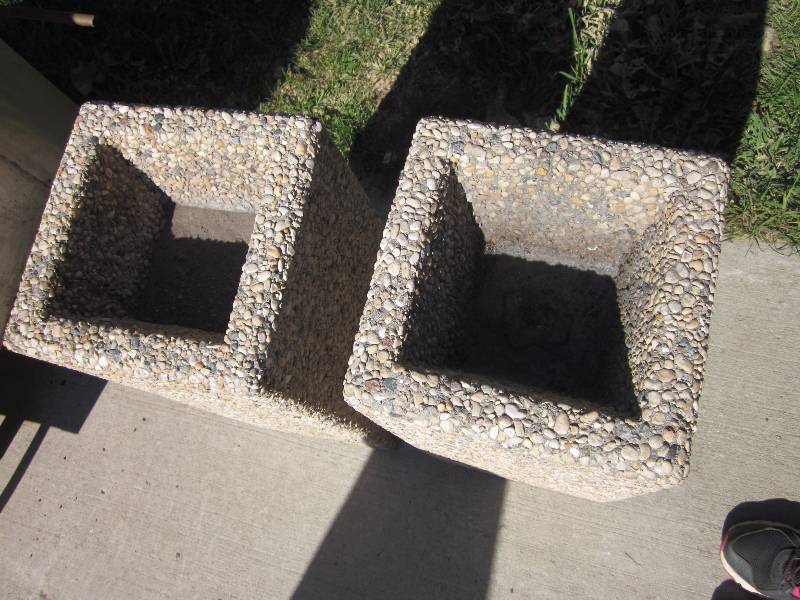 lot 9 image: Concrete Ash Trays (2)