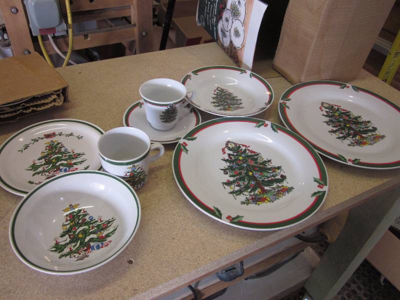 lot 19 image: Christmas Lot