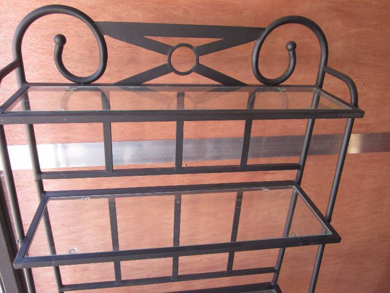 lot 25 image: Bakers Rack