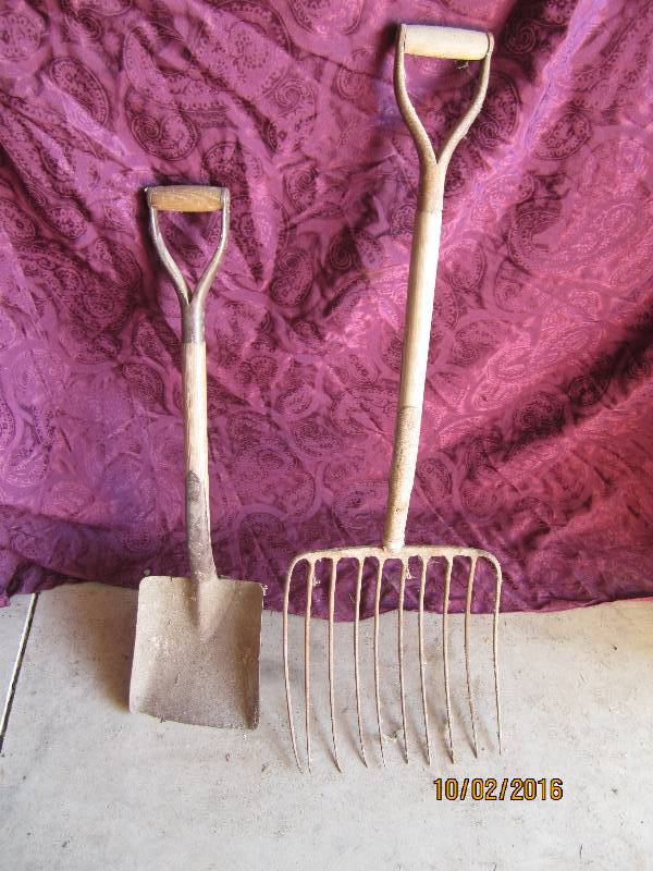 lot 9 image: Lot of antique shovels...