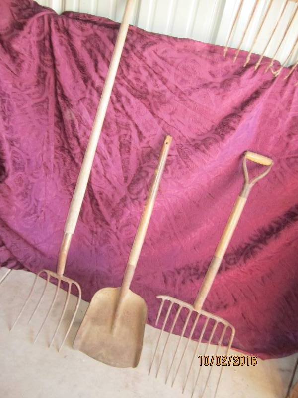 lot 10 image: Lot of antique shovels...