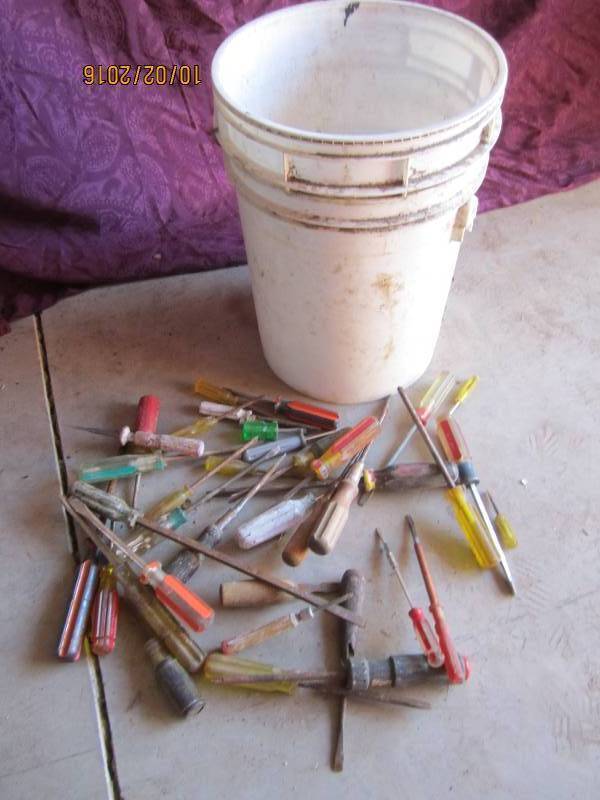 lot 13 image: Plastic bucket of screwdrivers...
