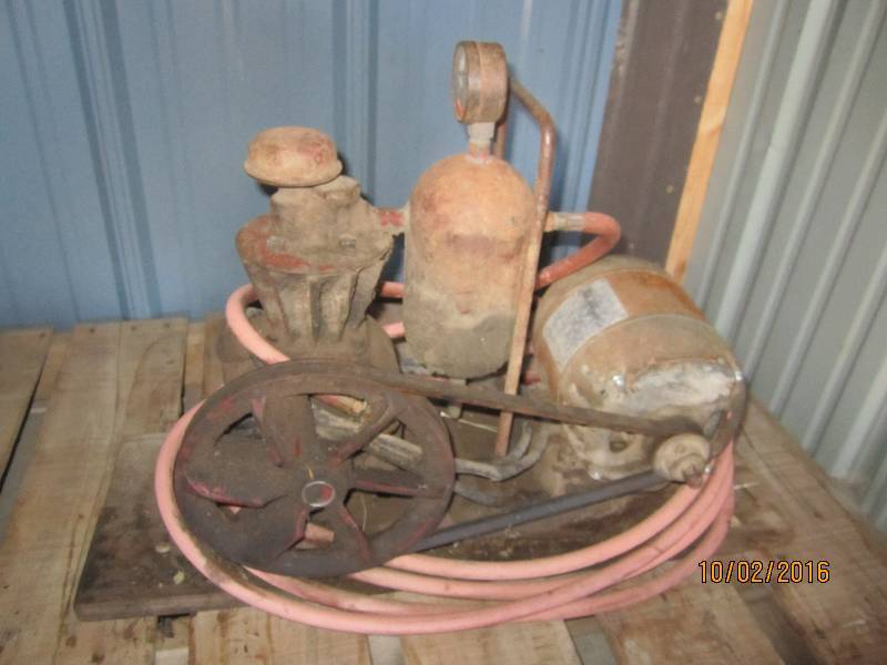 lot 30 image: Very old electric air compressor...
