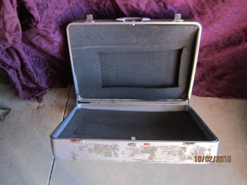 lot 33 image: Metal suitcase with foam inside pad...