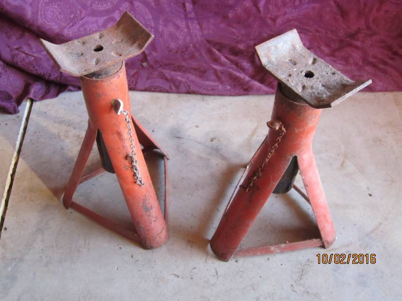 lot 38 image: 2 Automotive stands...