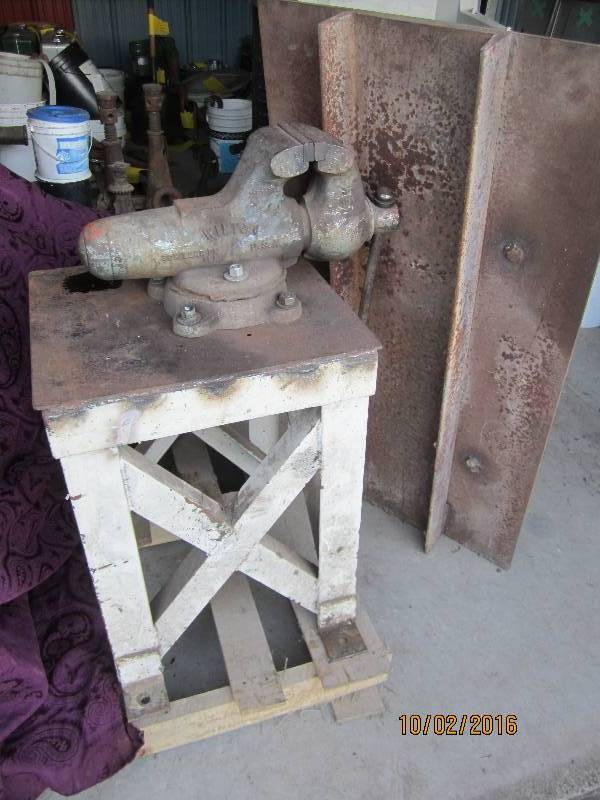 lot 104 image: Large vice with stand and floor pla...