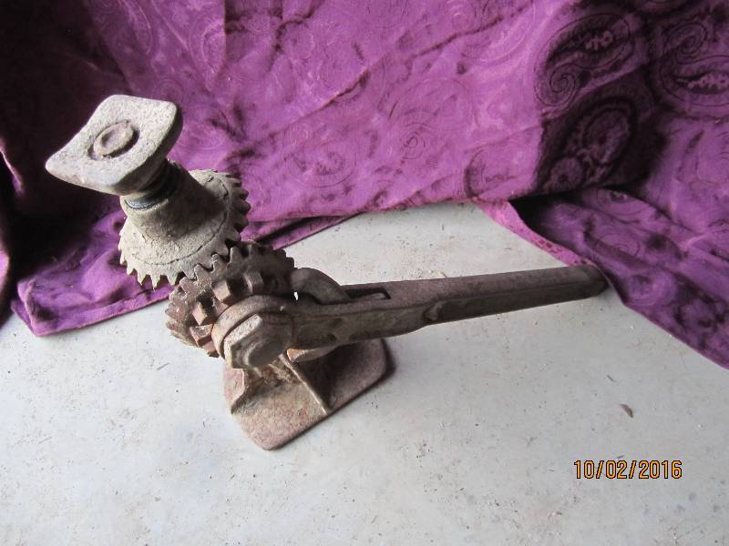 lot 105 image: Antique gear jack...