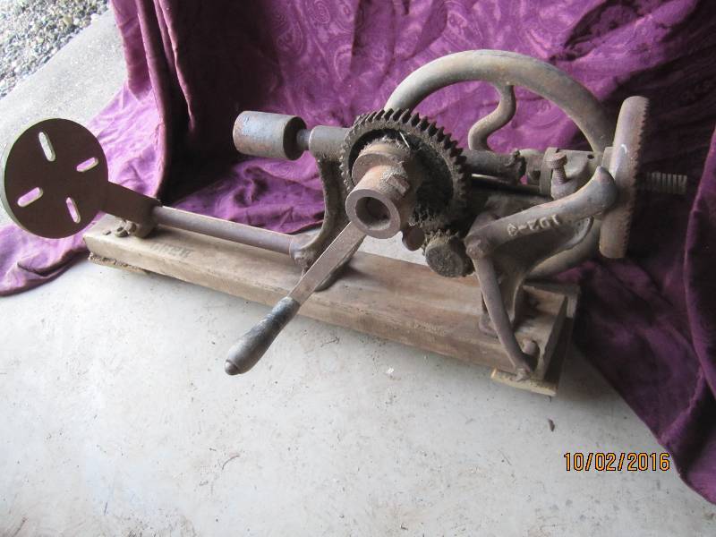 lot 108 image: Old metal lathe...