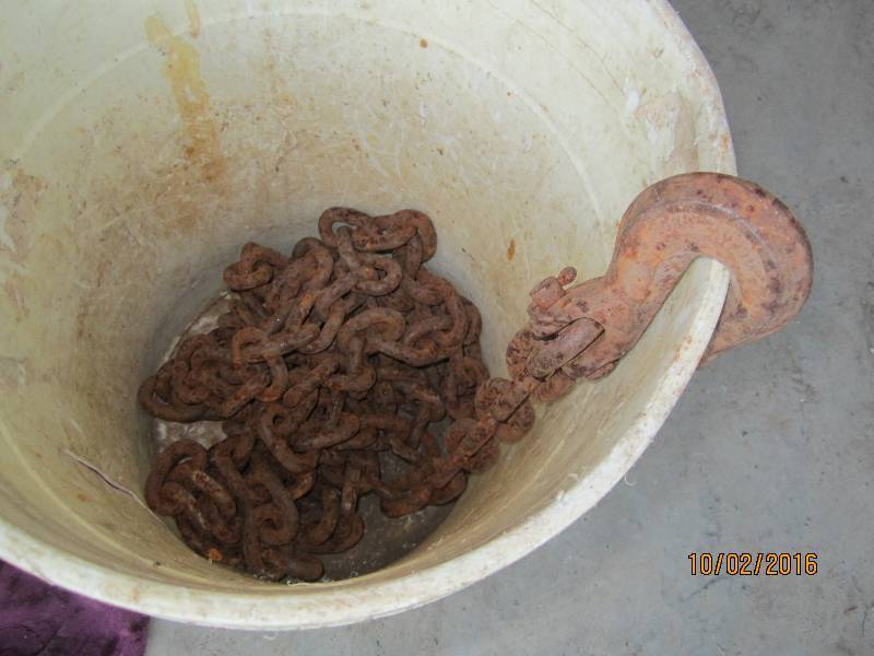 lot 121 image: Bucket of chain with hook ends...