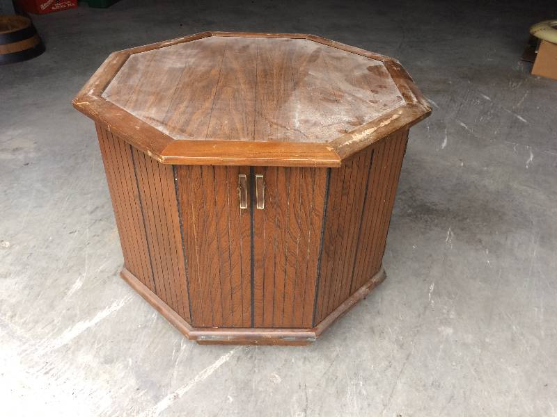 lot 22 image: End Table