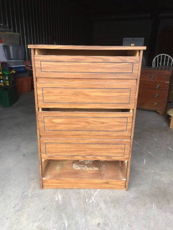 lot 32 image: Dresser