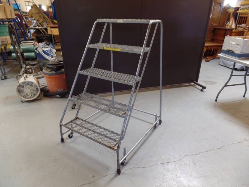 lot 204 image: Rolling Staircase