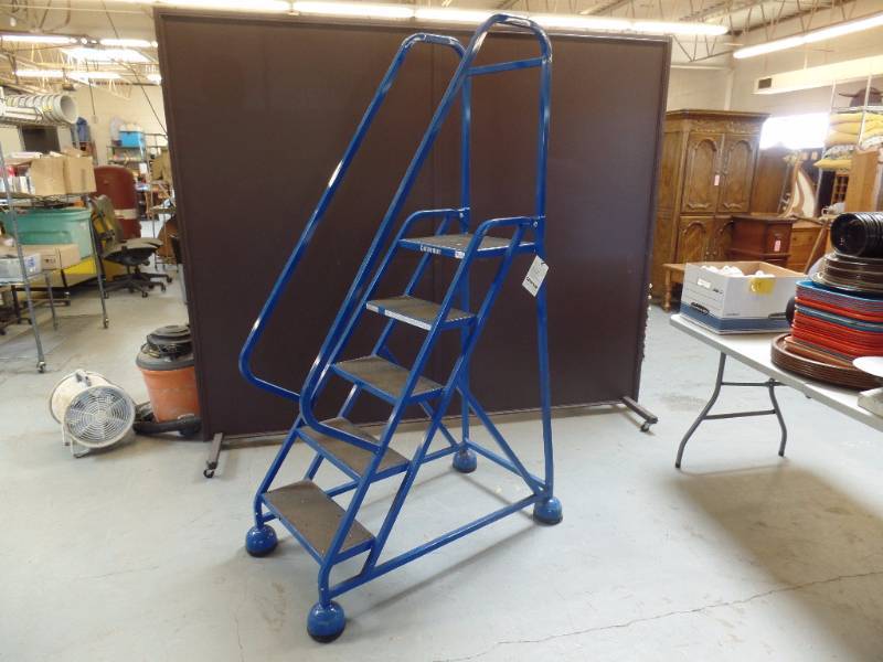 lot 205 image: Rolling Staircase