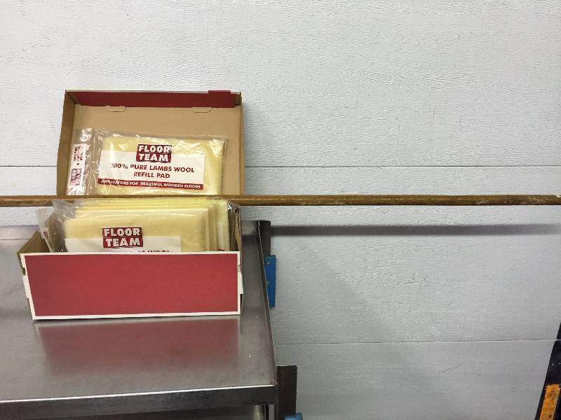 WOODEN FLOOR BRUSH WITH APPLICATORS