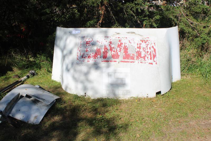 lot 19 image: Semi-Truck Hood w Fenders